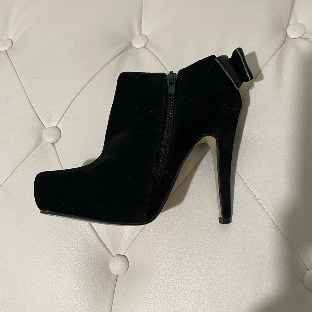 Black suede bowtie ankle boots sz5.5 and free gift